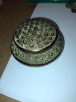 Antike Dose aus Metall/kupfer mit filigranem Blumendesign