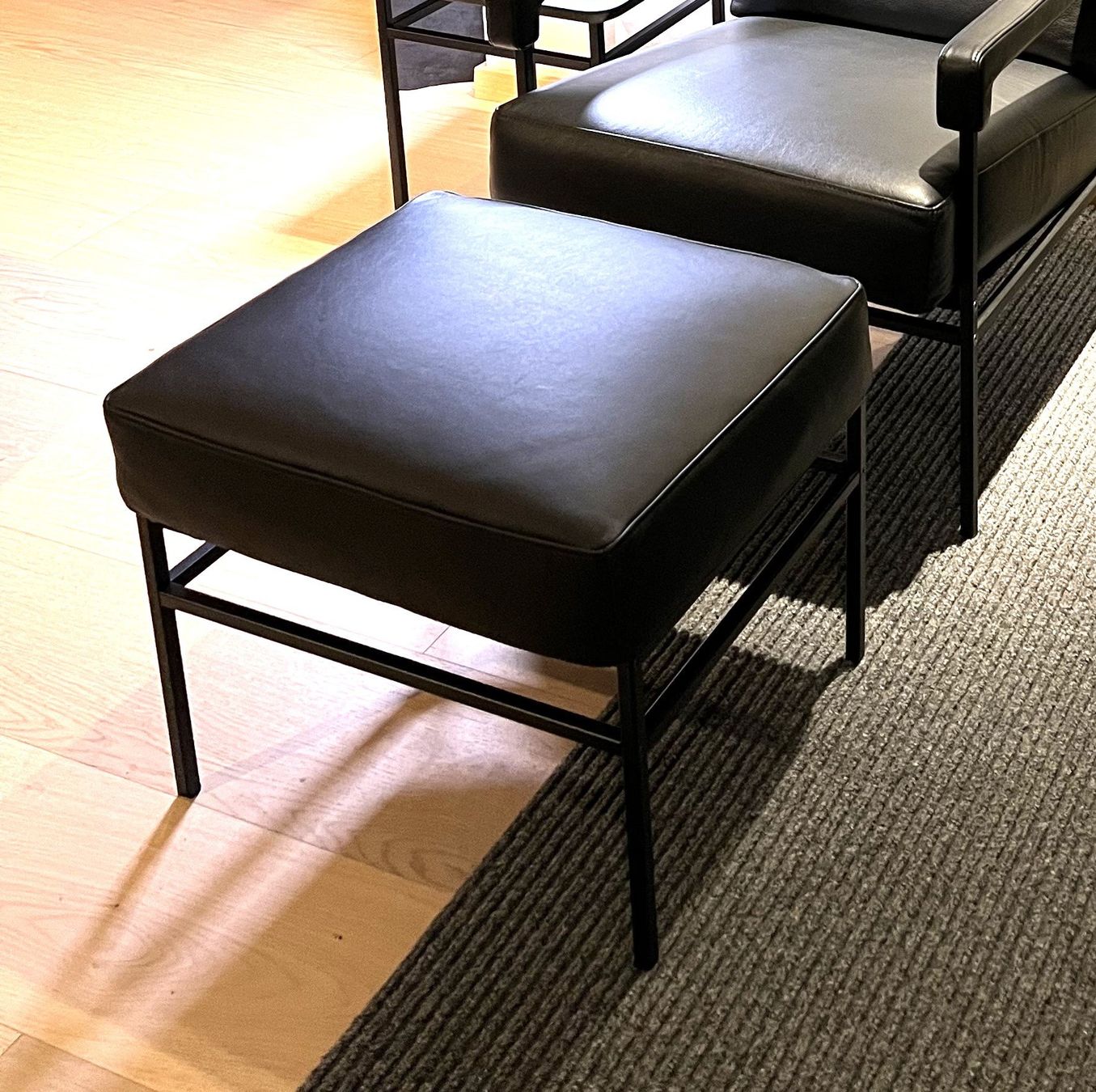 Poltrone: Sessel + Hocker Seventy Five | Leder black | Gestell schwarz – Nuovo e nell'imballaggio originale da Erlen venduto da casaterra 3