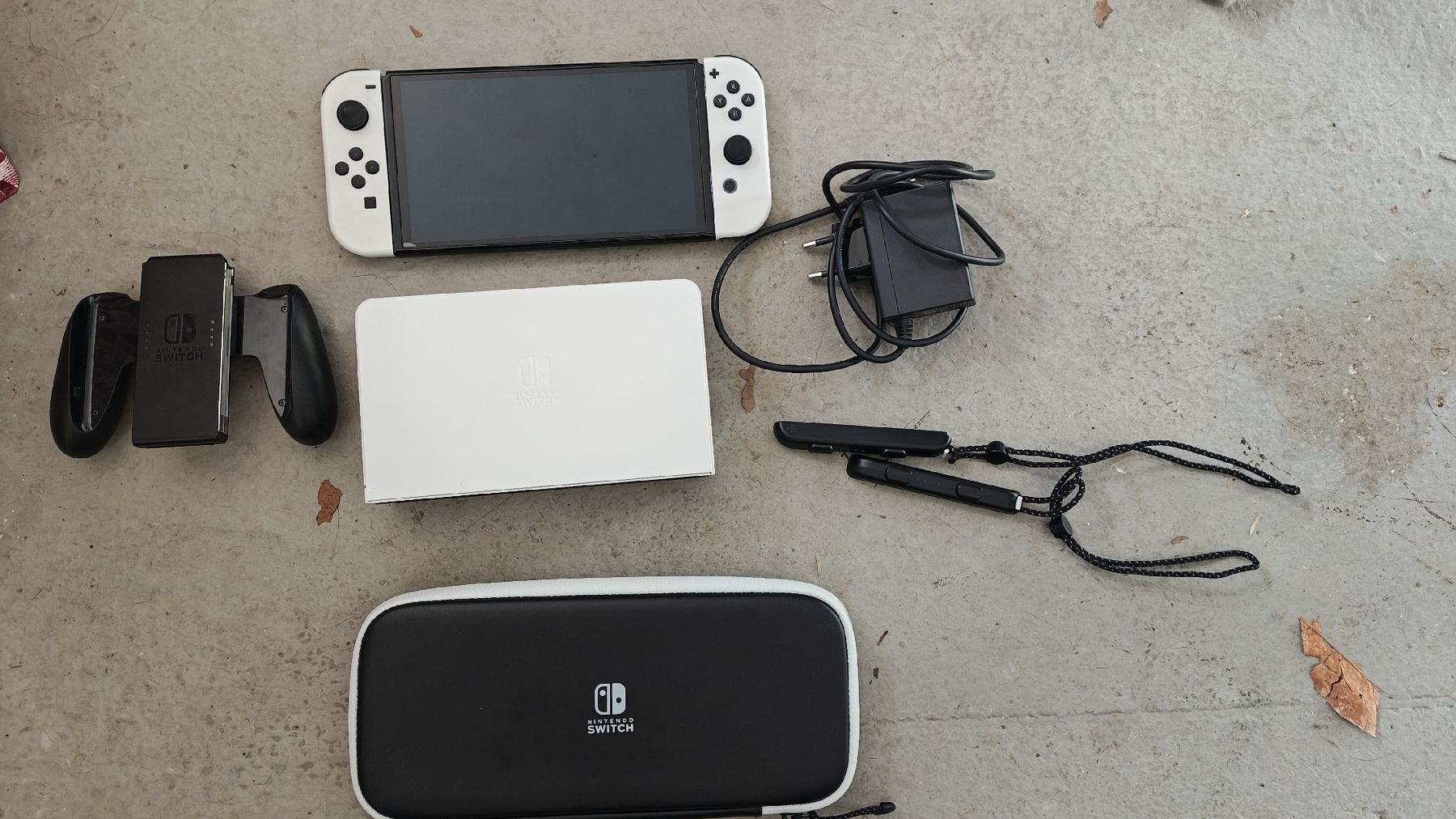 Nintendo Console: Nintendo Switch OLED (Weiss) mit Etui AB 1 CHF – Usato da Montagnola venduto da mattbert86