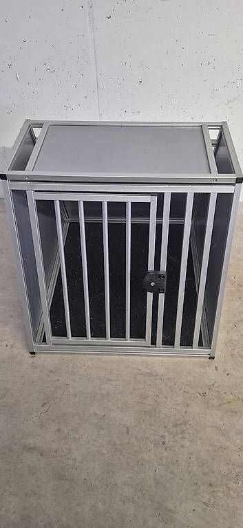 Cages, transport & sécurité: Hundebox mit Neigung  – D'occasion à Buochs par tam_8q8q