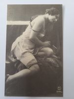 AK Foto Akt Frau um  Erotik Zigarette