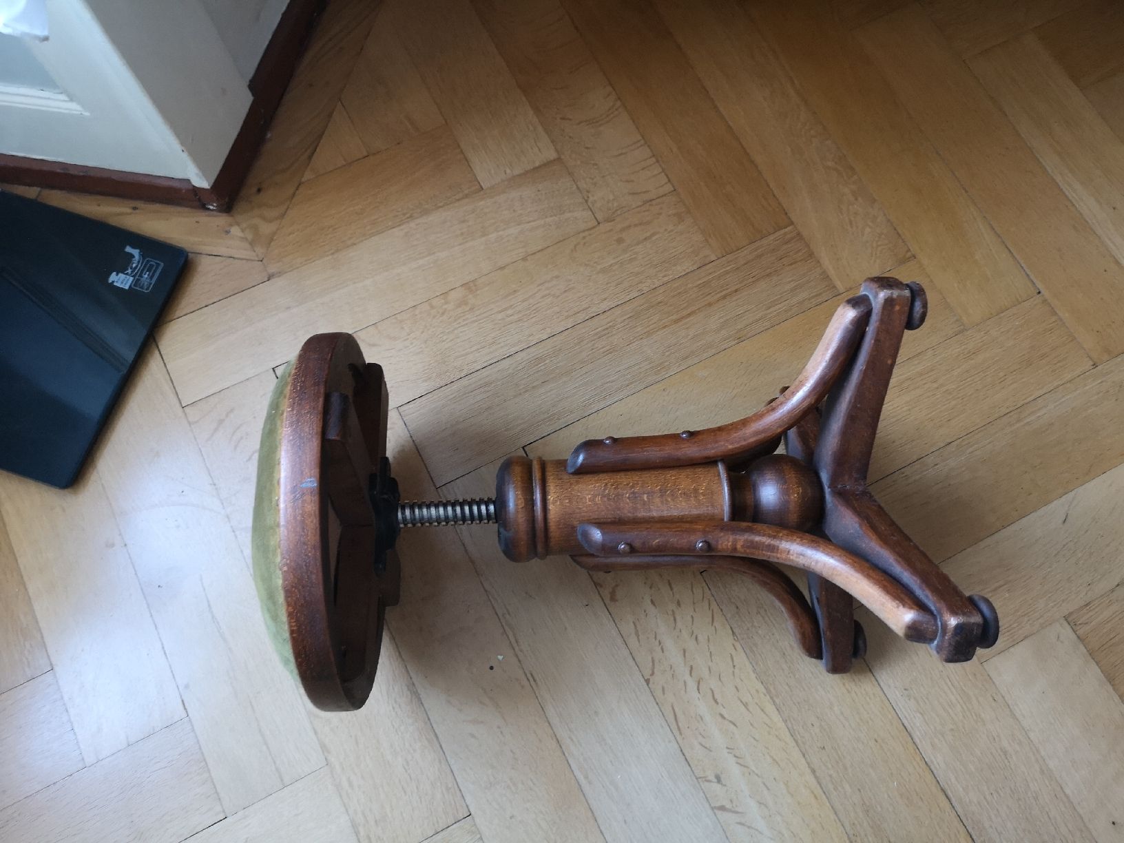 Sgabelli: tabouret de piano – Usato da Neuchatel venduto da sckkj 2