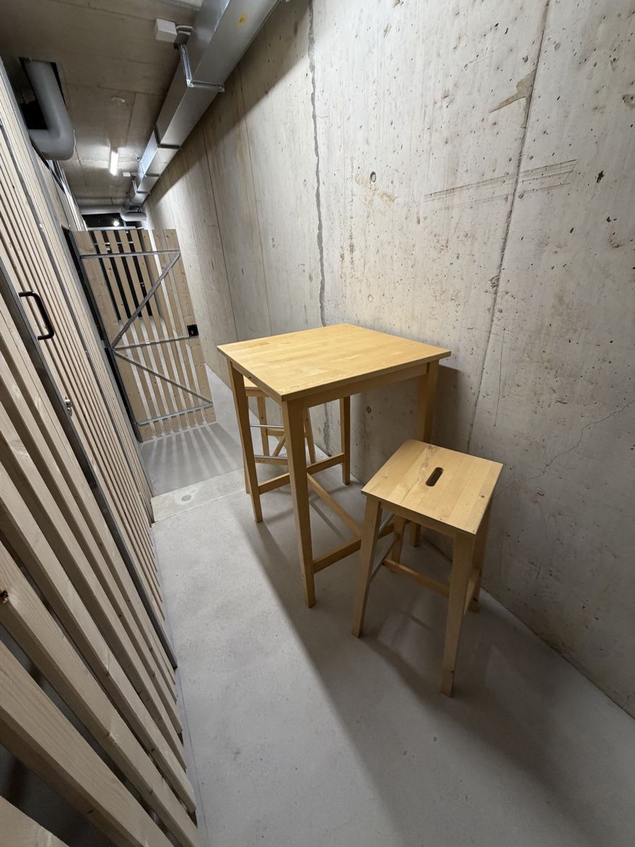 Ikea Set di tavolo e panche: IKEA Bartisch mit zwei Hockern – Usato da Wettingen venduto da ram_kj8f 1