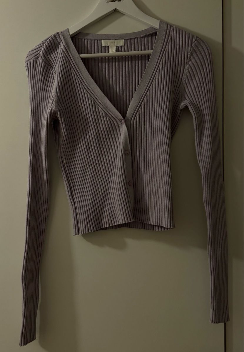 H&M Maglioni & Felpe: H&M Cardigan Lila, Grösse S – Nuovo (secondo la descrizione) da Tuggen venduto da jess_gls06
