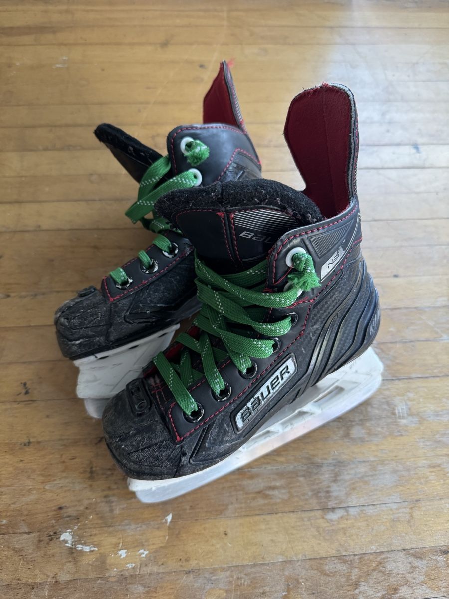 Bauer Patins à glace: Eishockeyschlittschuhe Bauer – D'occasion à Bäretswil par Matrix16