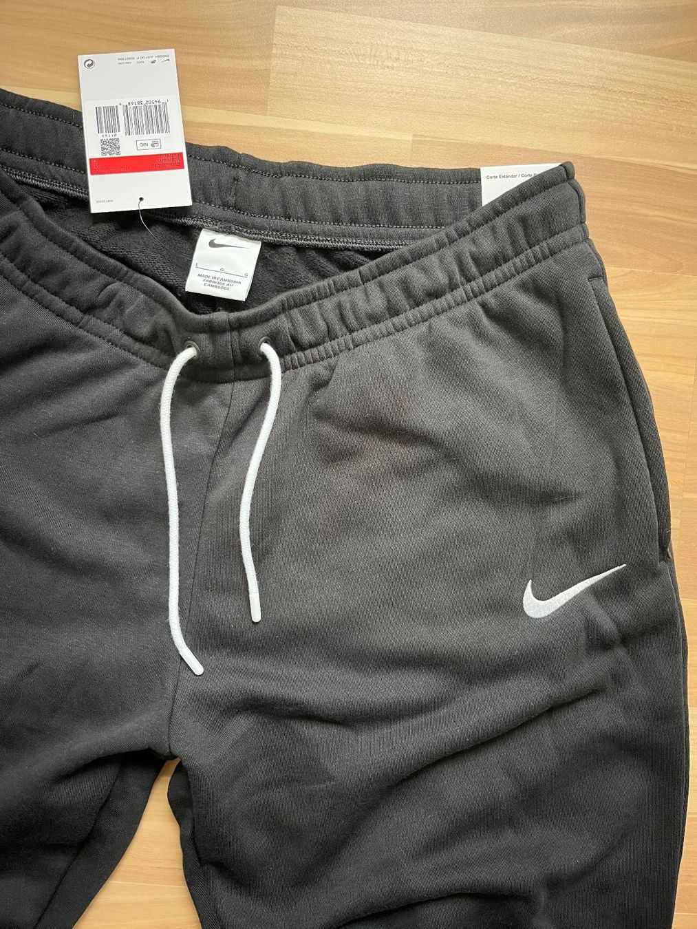 Nike Pantaloni: Neue Nike Trainerhose, mit Etikett – Nuovo e nell'imballaggio originale da Oetwil an der limmat venduto da Sual