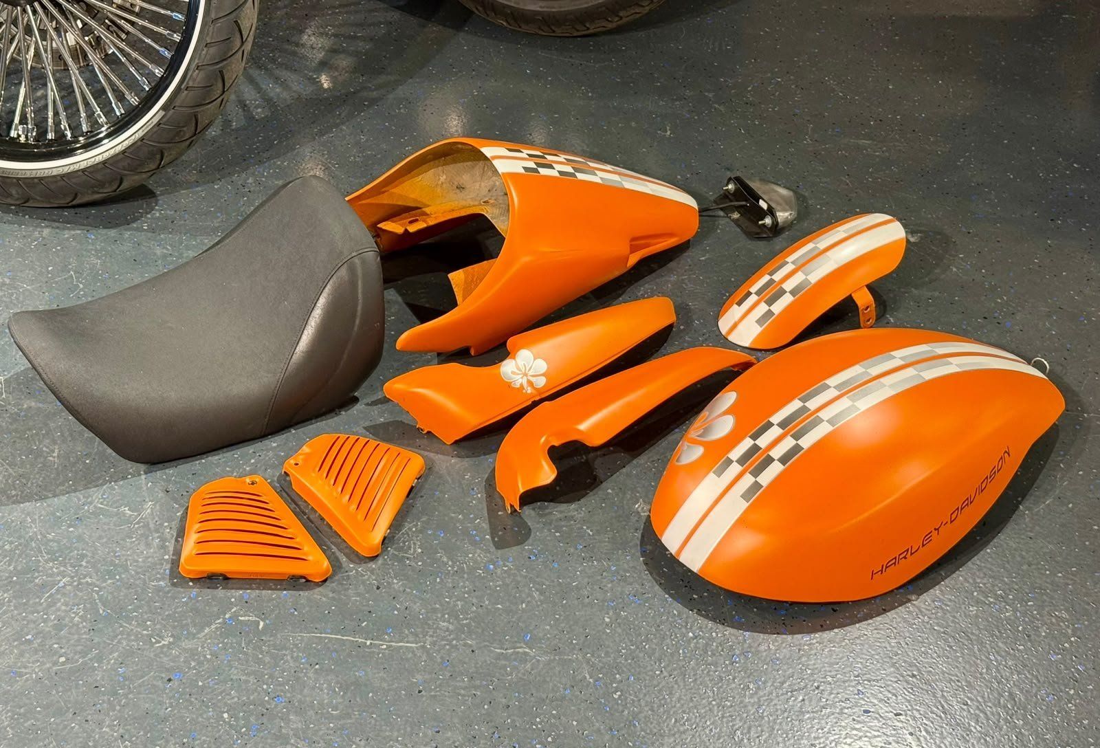 Harley-Davidson Tutti i ricambio per moto: Harley-Davidson V-Rod Custom Umbau-Kit / Bodykit – Usato da Wetzikon ZH venduto da SLCMotorbike 5