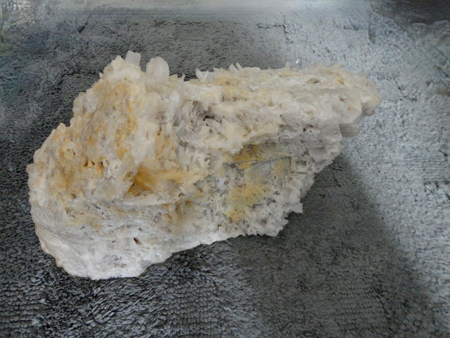 Minerali & Pietre curative: Bergkristall/ Druse roh – Nuovo (secondo la descrizione) da Biberist venduto da Steine 7