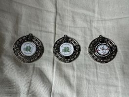 3 gleiche silberne Medaillen