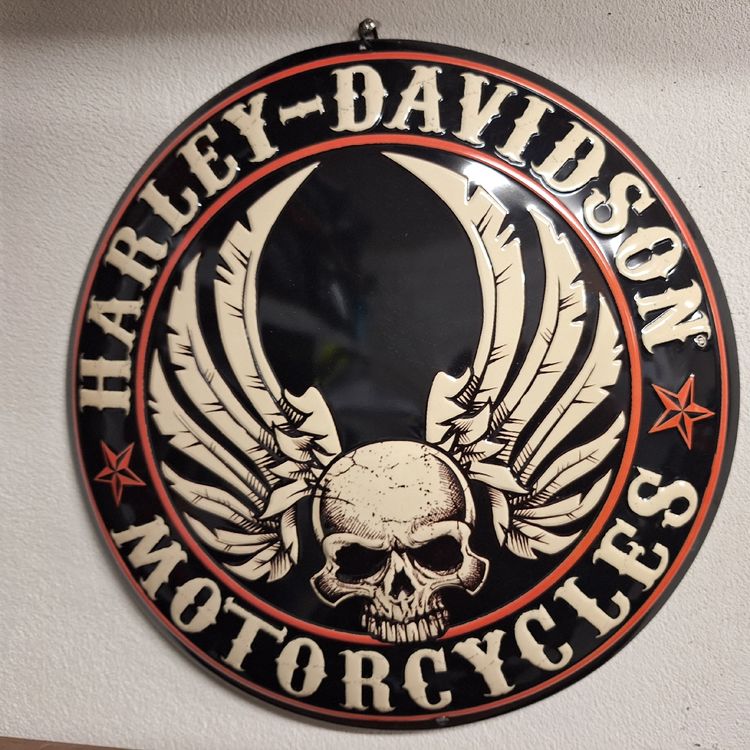 Harley-Davidson Insegne: Harley-Davidson Motorcycles Metallschild - Totenkopf Motiv! – Nuovo (secondo la descrizione) da Brugg AG venduto da bacbac5757