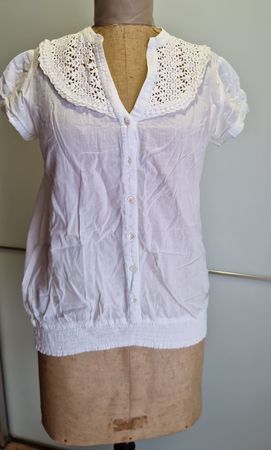 Weisse Sommerbluse mit Häkelkragen, Grösse 38, luftig