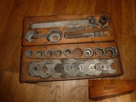 Antike seltene Unique 5 Werkzeug Set Holzbox Swiss Made