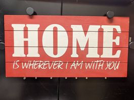 Schild HOME IS WHEREVER I AM WITH YOU 