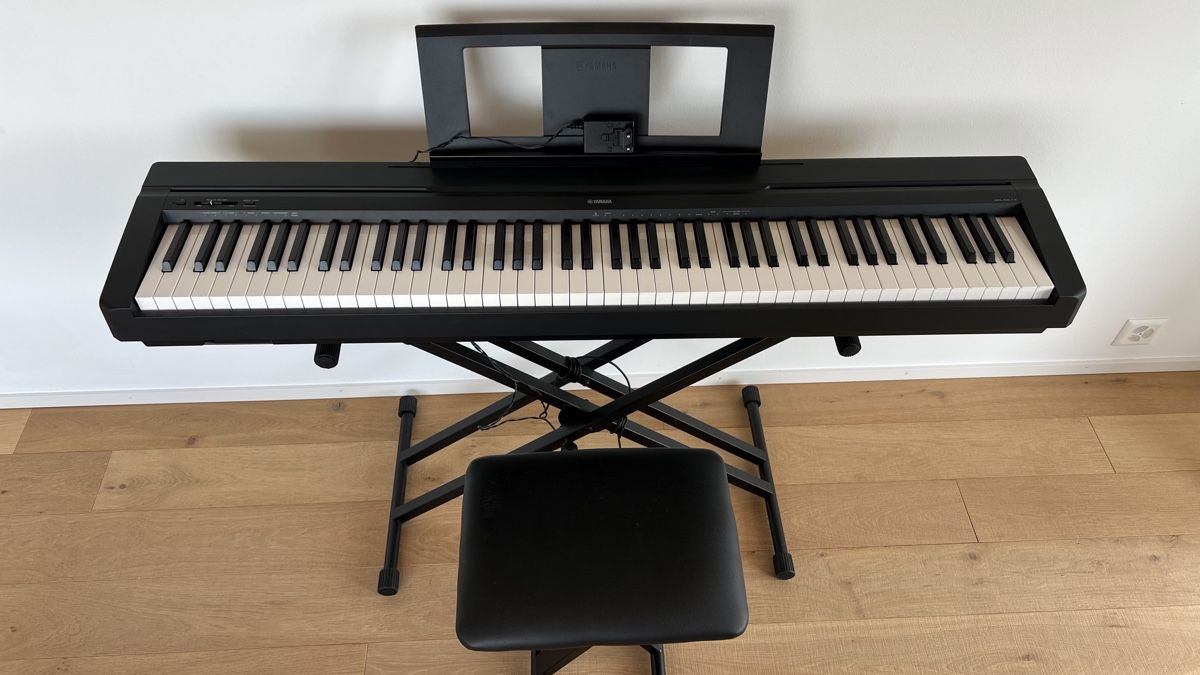 Yamaha Strumenti musicali: Yamaha P-45 B Digitalpiano mit Ständer und Hocker – Usato da Zürich venduto da carendt 1