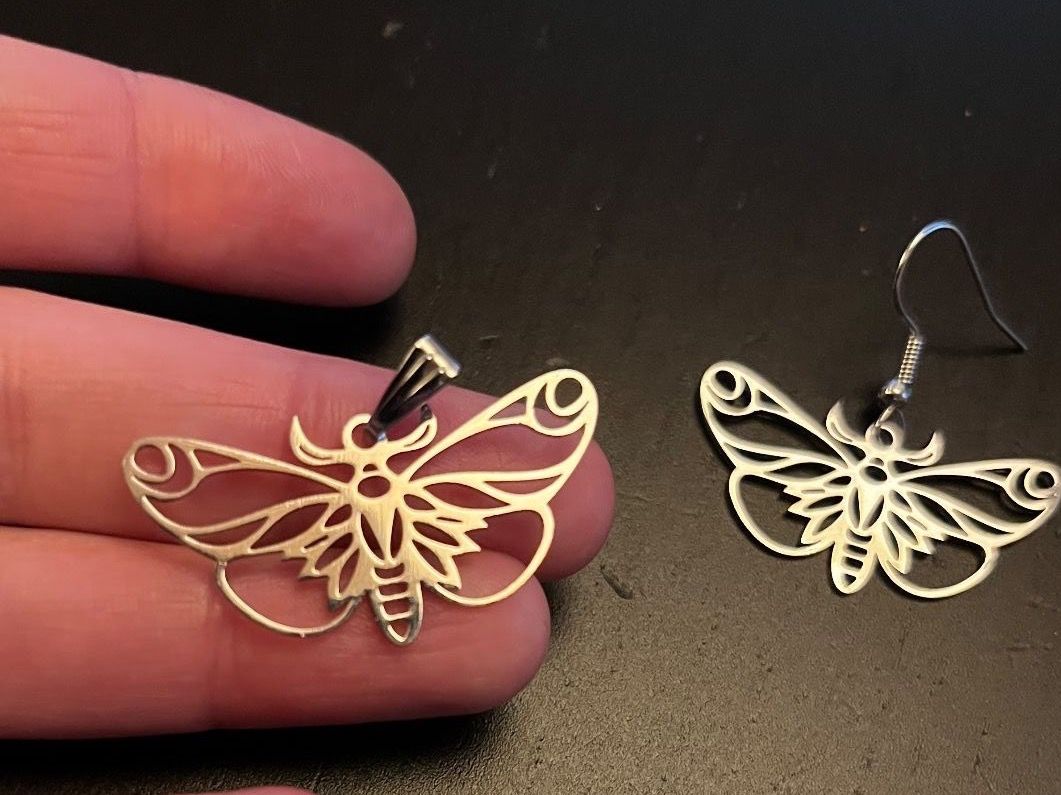 Sonstiger Schmuck: Ohrringe und Amulett ( Set) Motte – Neu (gemäss Beschreibung) aus Gams von Mariawicca 2
