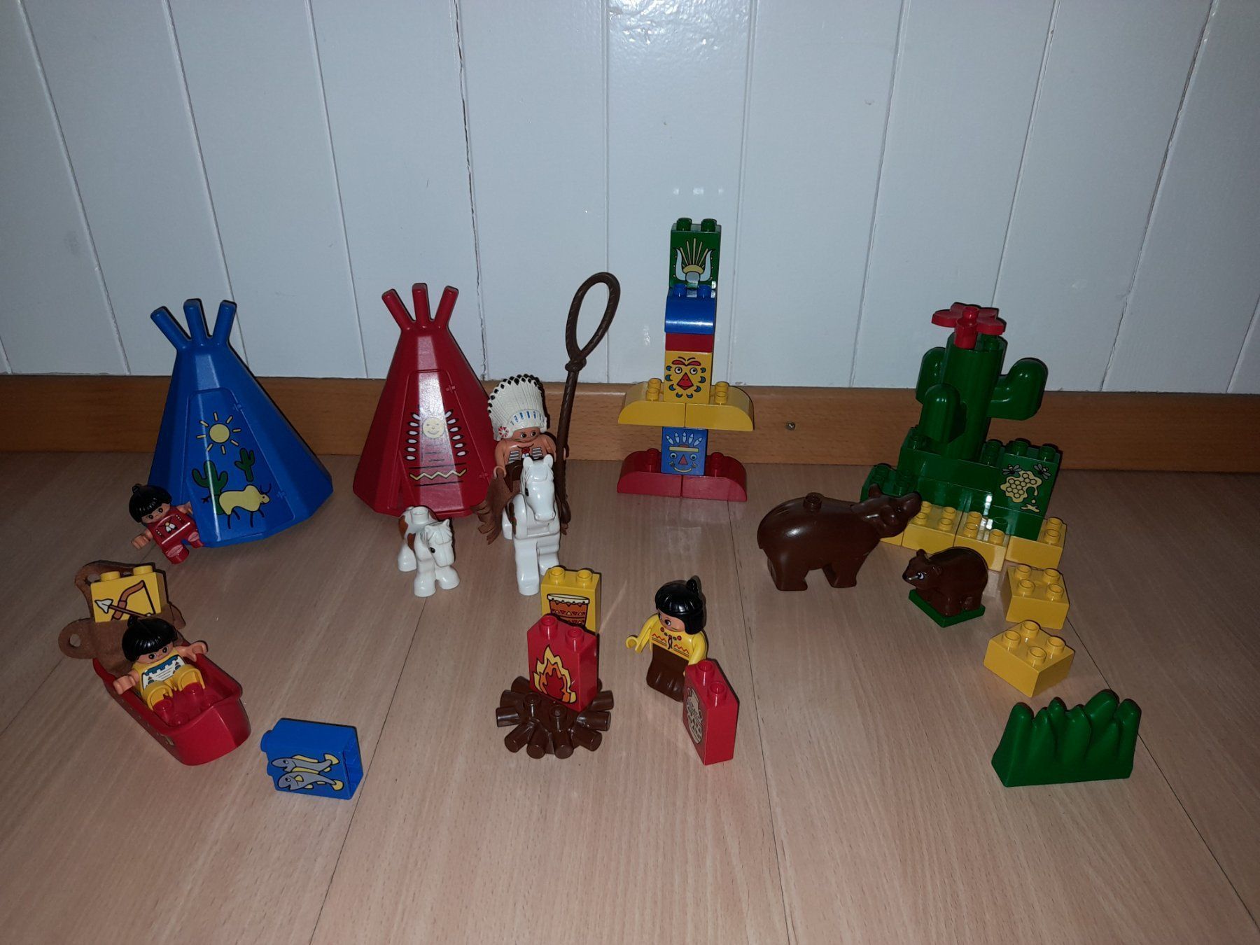 Lego Spielzeuge: Lego Duplo Indianerdorf 2436 Klassiker – Gebraucht aus Wittenbach von Gugielmo