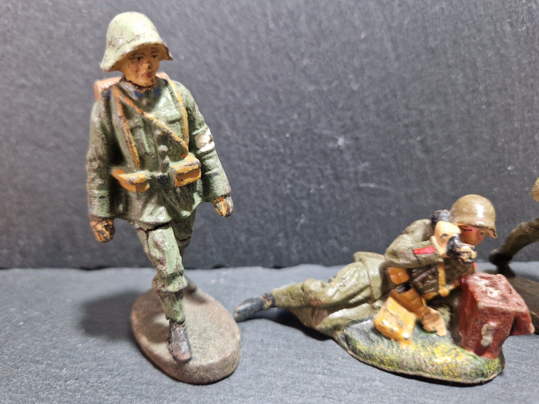 Statuette: 3x Elastolin Figuren Soldaten – Usato da Winterthur venduto da Sadega 1