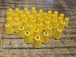 lego 3942c lot de 40 pièces Yellow Cone 2 x 2 x 2 -