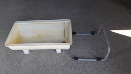 Waschtrog mit Wandhalterung