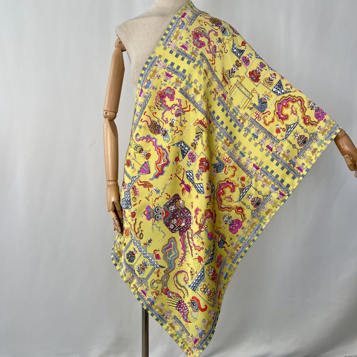 Fabric Frontline Foulard & Sciarpe: FABRIC FRONTLINE New Silk Scarf – Nuovo (secondo la descrizione) da Emmen venduto da Nightingale_2022