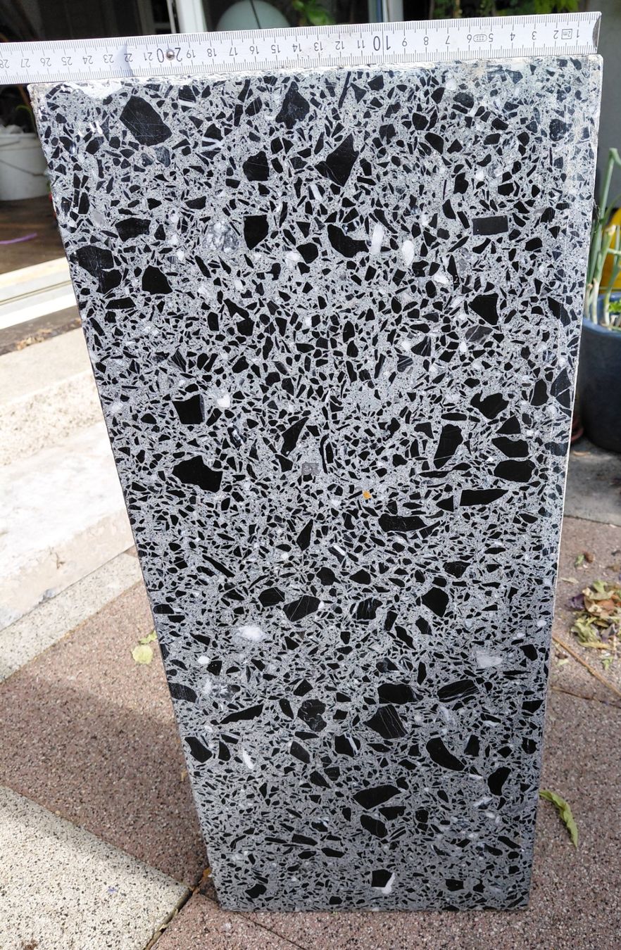 Pierres & tuiles: Geschliffene Betonplatte. – D'occasion à Schinznach Dorf par Sammleri 2