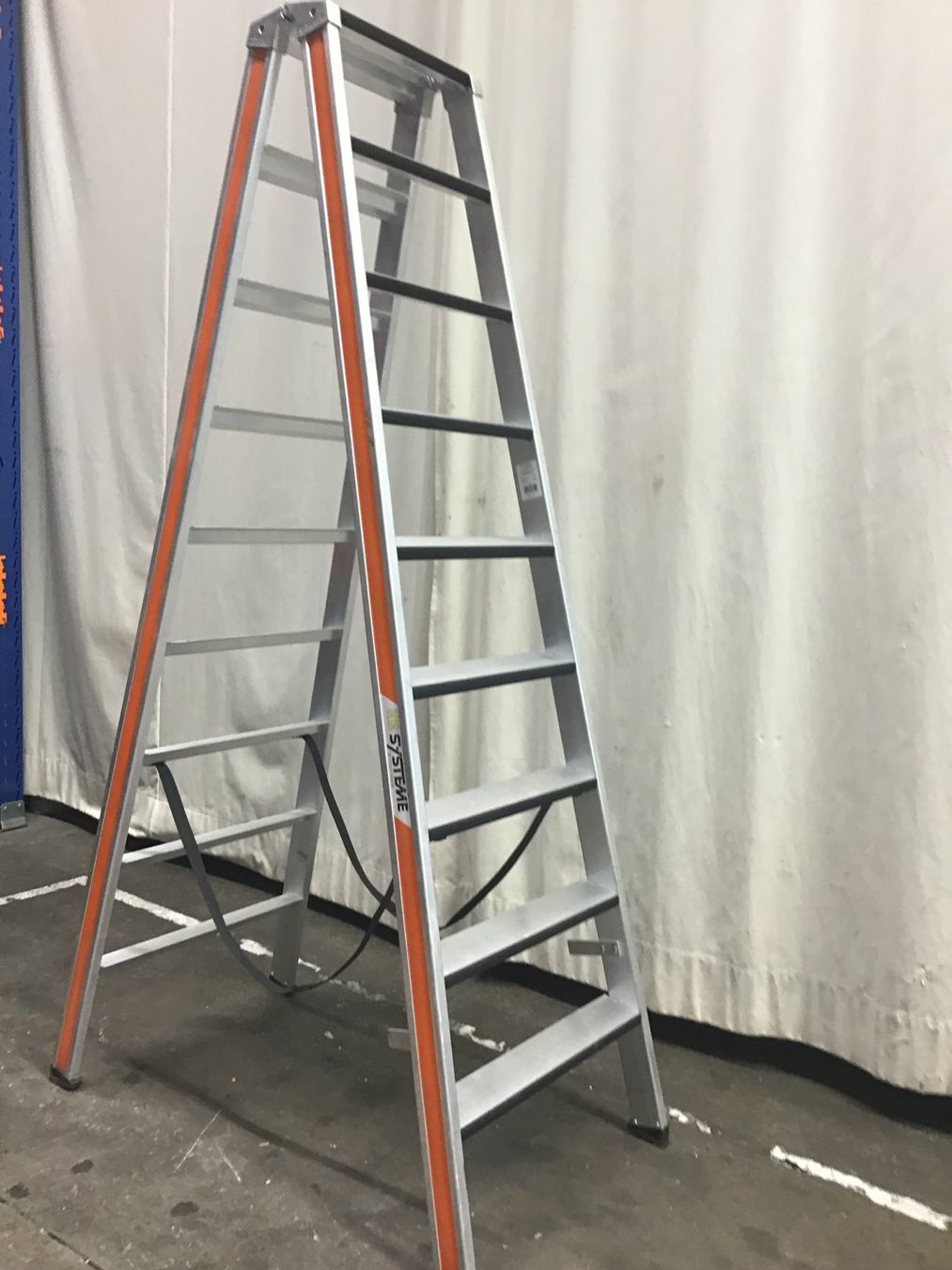 Leitern: Bockleiter HB Systeme Typ 208 mit Kantenpolster 2x9 Tritt – Gebraucht aus Leuggern von stagem 2