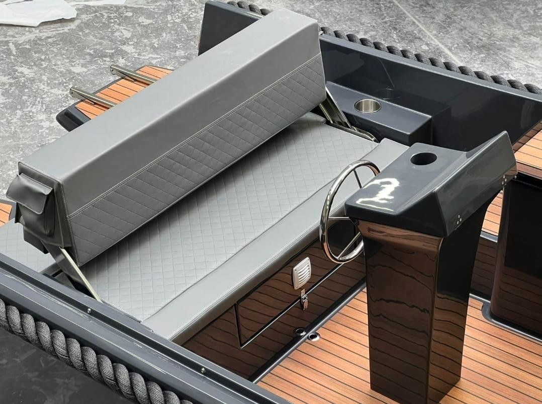 Bateaux: Open Boot mit 8 PS motor – Neuf avec emballage d'origine à Quartino par 5franc 4