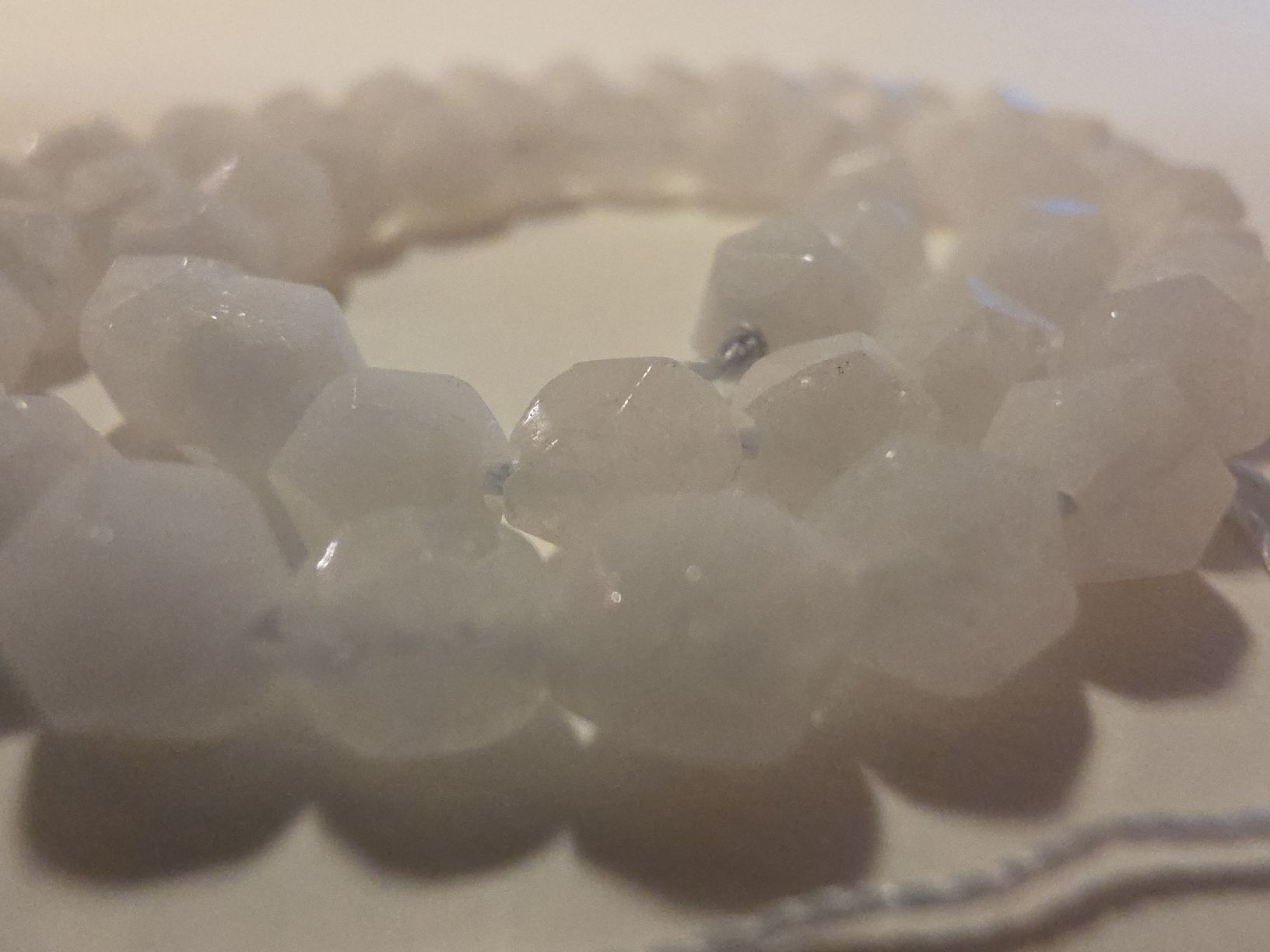 Minerali & Pietre curative: Jaspis weiss facettiert 6mm. Strang – Nuovo e nell'imballaggio originale da Menziken venduto da Mirager 3