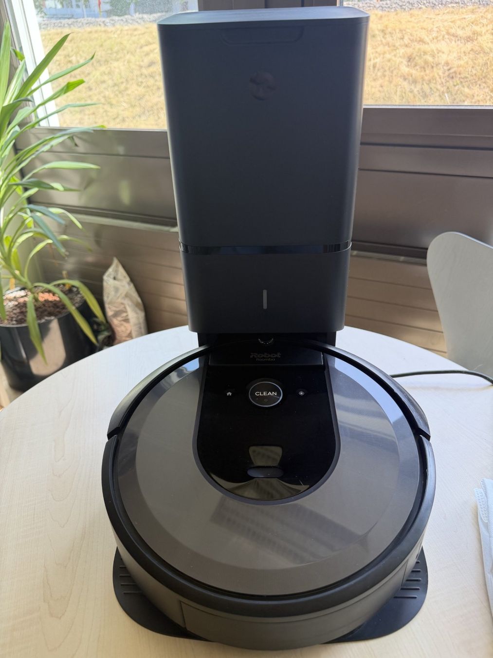 Irobot Aspirateurs & Accessoires: iRobot Roomba i7 mit Clean Base Absaugstation – D'occasion à Gümligen par Red_XIII