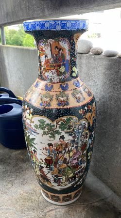 Grosse Porzelan Vase aus China mit Bildern