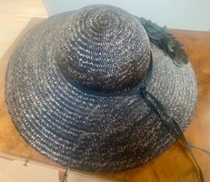 Sommerlicher Damenhut, schwarz mit Blumen,