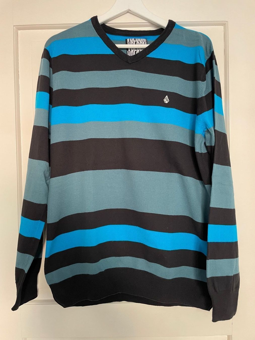 Pullover & Sweatshirts: Volcom Sweatshirt mit V-Ausschnitt – Neu (gemäss Beschreibung) aus Chur von adien