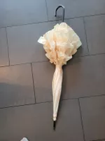 Dekorativer Regenschirm beige mit Rüschen neu Brautschirm