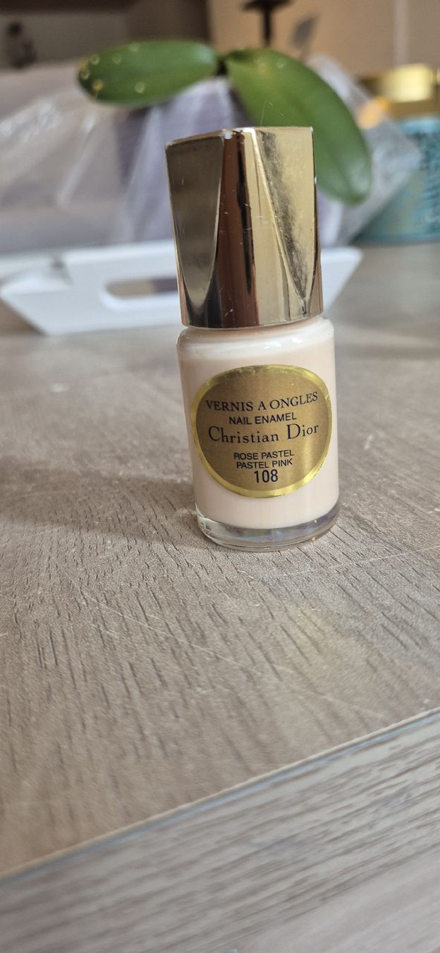 Dior Vernis à ongles: Vernis à ongles Dior rose pastel – D'occasion à Ste-Croix par kar_9x7w
