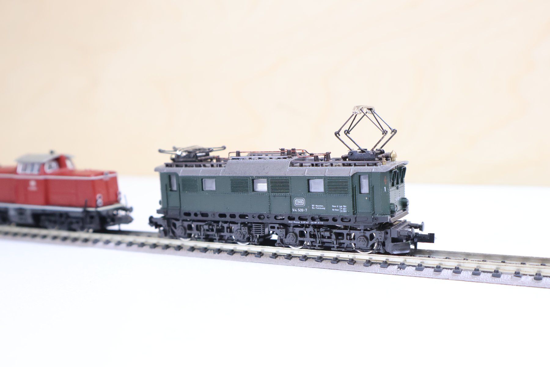 Fleischmann Modelleisenbahnen: Fleischmann/Roco Rangierlok mit Telex + E-Lok  - Spur N – Gebraucht aus Winterthur von Monstera 5