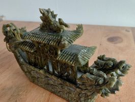 Antikes chinesisches Steinschiff mit Drachen und Pagoda
