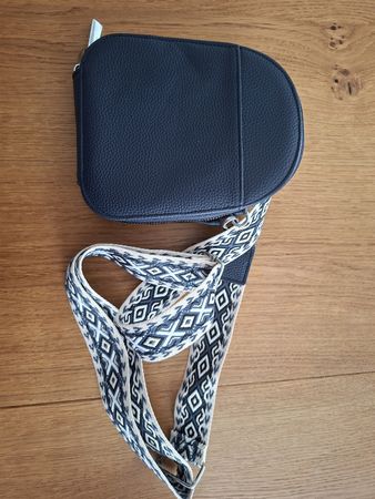 kleine Damen Handtasche mit grossem Fach, neu