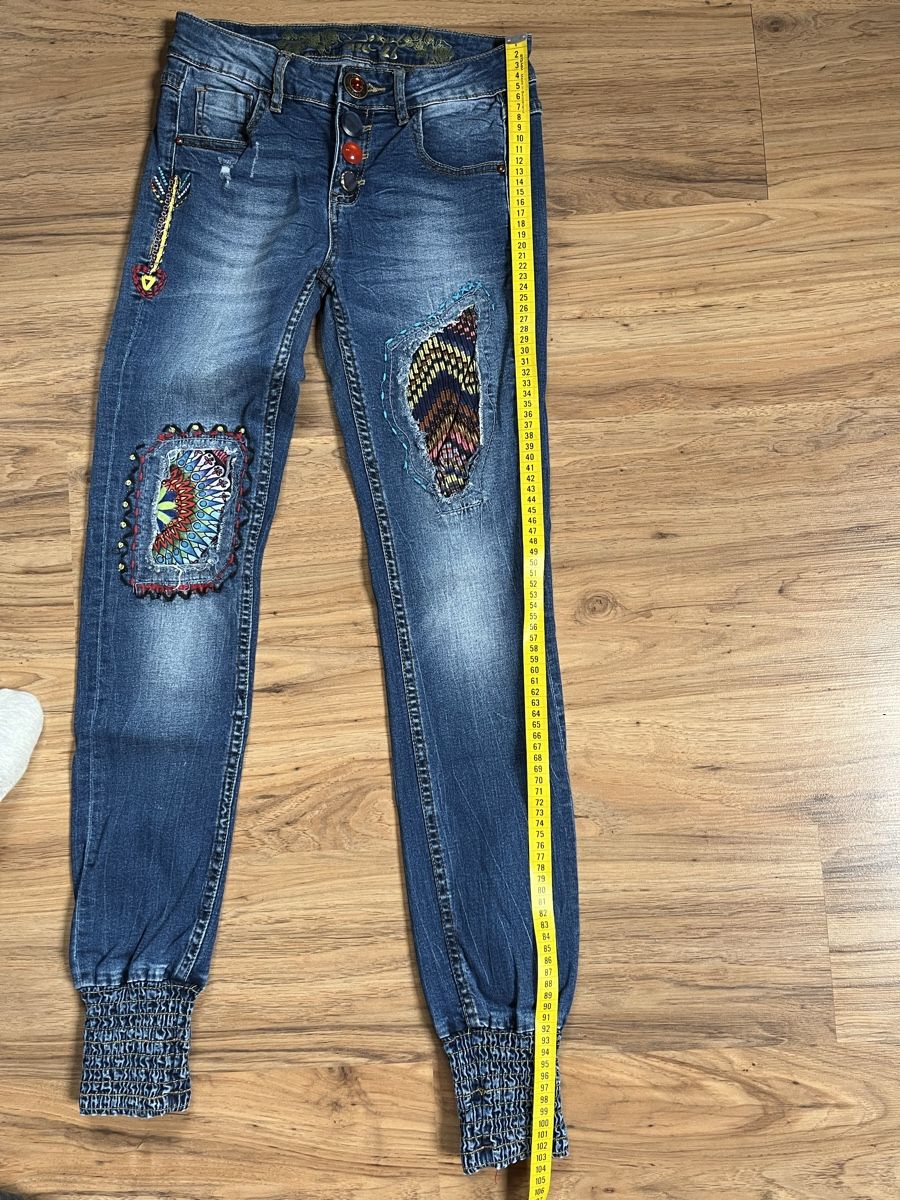 Desigual Jeans: Jeans DESIGUAL mit Einnähern und Stickerei – Nuovo (secondo la descrizione) da Oberbüren venduto da len_5q92 6