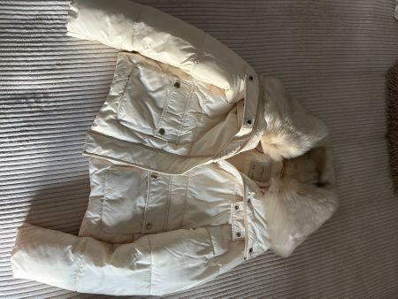 WEISSE ZARA DAUNENJACKE MIT KUNSTFELLKAPUZE