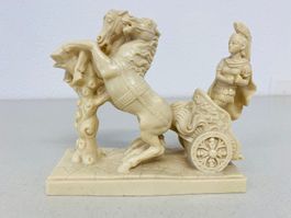 Römischer Streitwagen mit Pferden und Gladiator Figur
