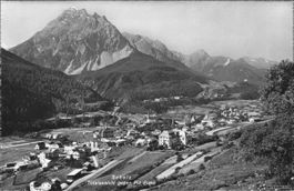 Scuol Schuls GR // Totalansicht gegen Piz Pisoc