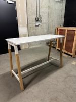 Neuwertiger Hochtisch weiss aus Holz.