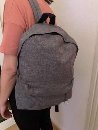 Grauer Rucksack, neuwertig