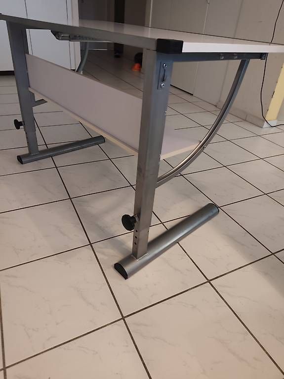 Scrivanie: Schreibtisch – Usato da Emmenbrücke venduto da AKTA3123 3