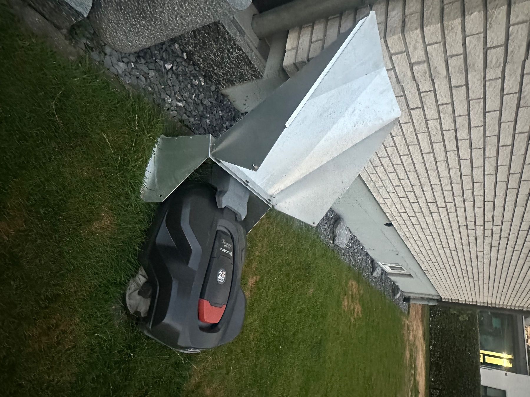 Tagliaerba: Mähroboter Garage Aluminium – Usato da Schöftland venduto da lazer04 3