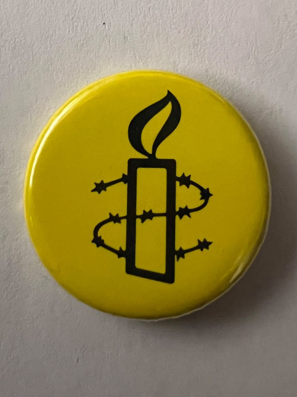 Spille & Fermagli: Button Amnesty International Logo – Usato da Zürich venduto da rigani