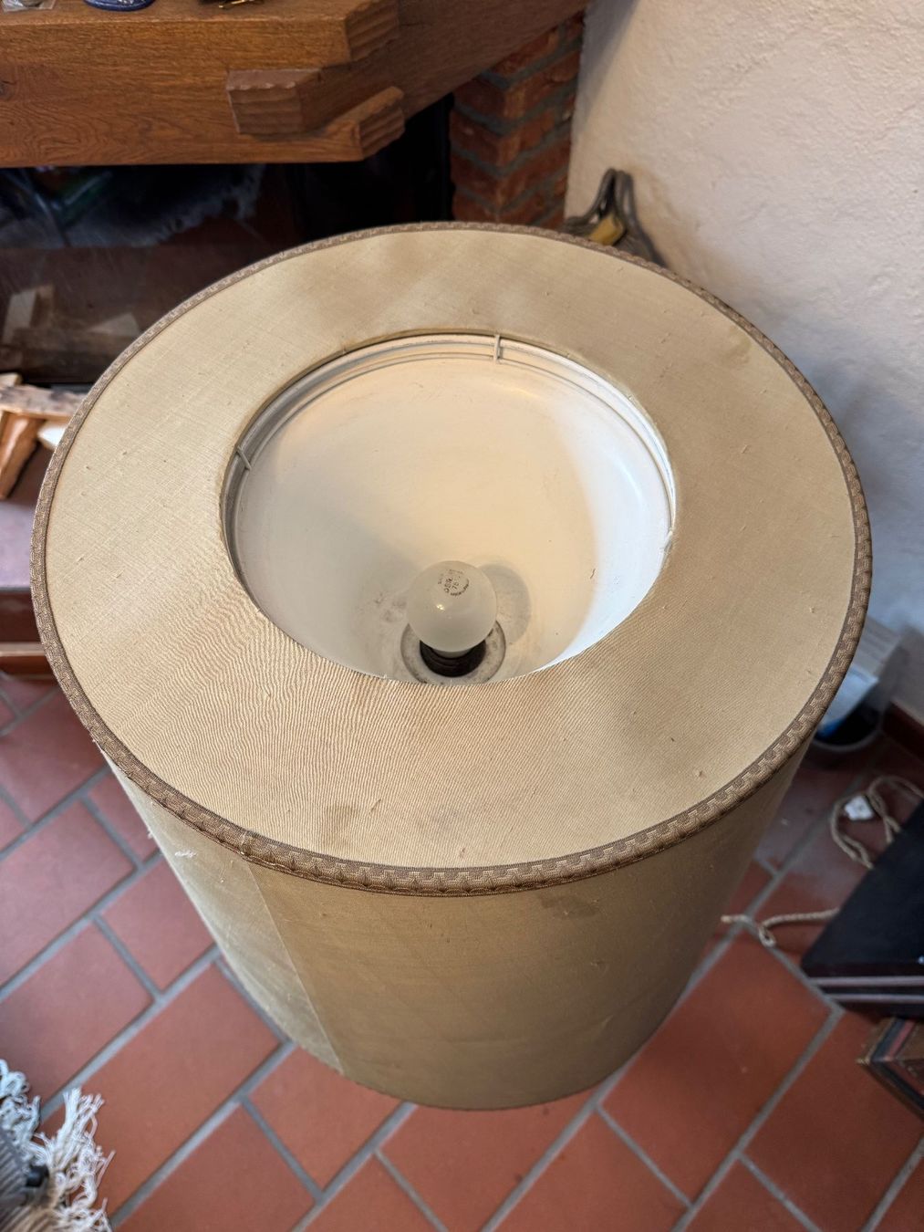 Lampade: Antike Tischlampe mit Schirm – Usato da Sachseln venduto da BONATI01 4