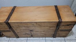 Antike Truhe mit Eisenbeschlägen / Holztruhe / Schatzkiste
