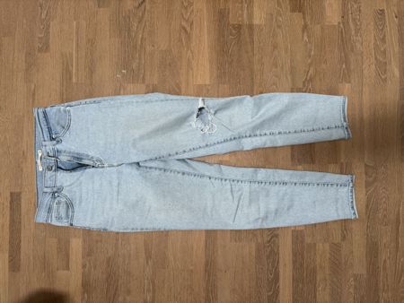 Levi's High Waisted Mom Jeans - Light Wash, W26 L29, Ripped
