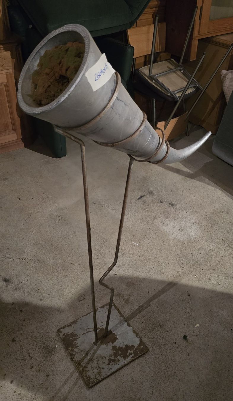 Sonstiges für Haushalt & Wohnen: Blumenständer Horn, Gestell Eisen, Horn Ton – Gebraucht aus Rorschacherberg von snOOpydOg11